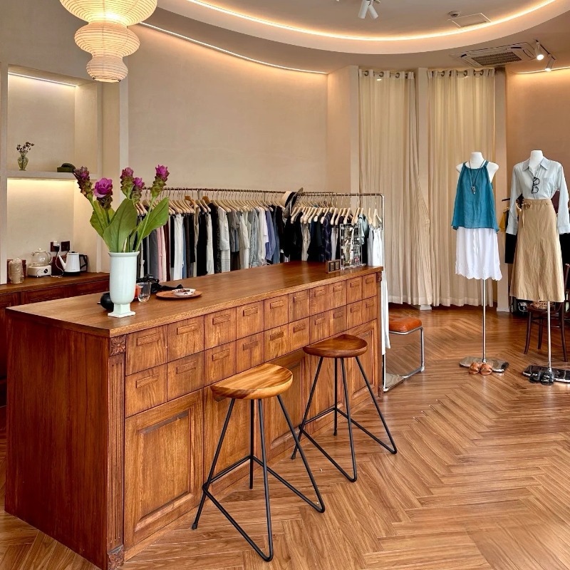 Sklep odzieżowy, lada kasowa,  – Office Furniture Second Hand recenzja i cena