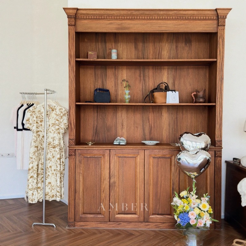 Sklep odzieżowy, lada kasowa,  – Office Furniture Second Hand recenzja i cena